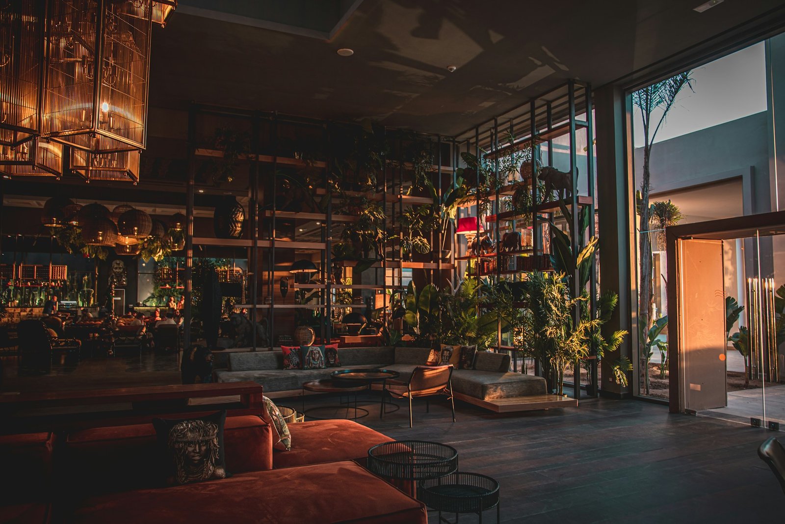 Contacto Carbel: interior moderno con muebles y decoración